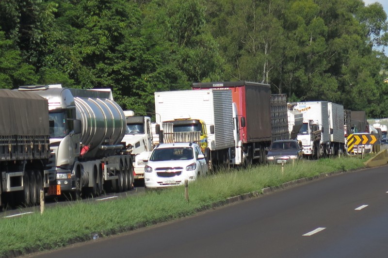 Protestos de caminhoneiros nas estradas federais do Rio Grande do Sul foram suspensos nesta ter�a-feira 